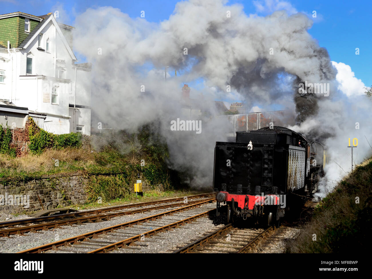 Der Besuch der USATC-Klasse S160 No 5197 macht eine rauchige Abfahrt von Paignton mit der Dartmouth Steam Railway, 27.02.2018. Stockfoto