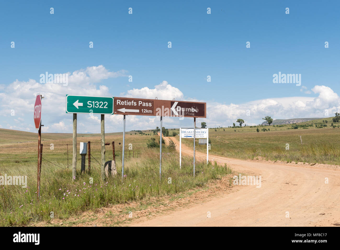 OLIVIERSHOEK PASS, SÜDAFRIKA - 14. MÄRZ 2018: Abzweigung nach Kaalvoet Vrou Denkmal an Retief Pass in der Provinz Stockfoto