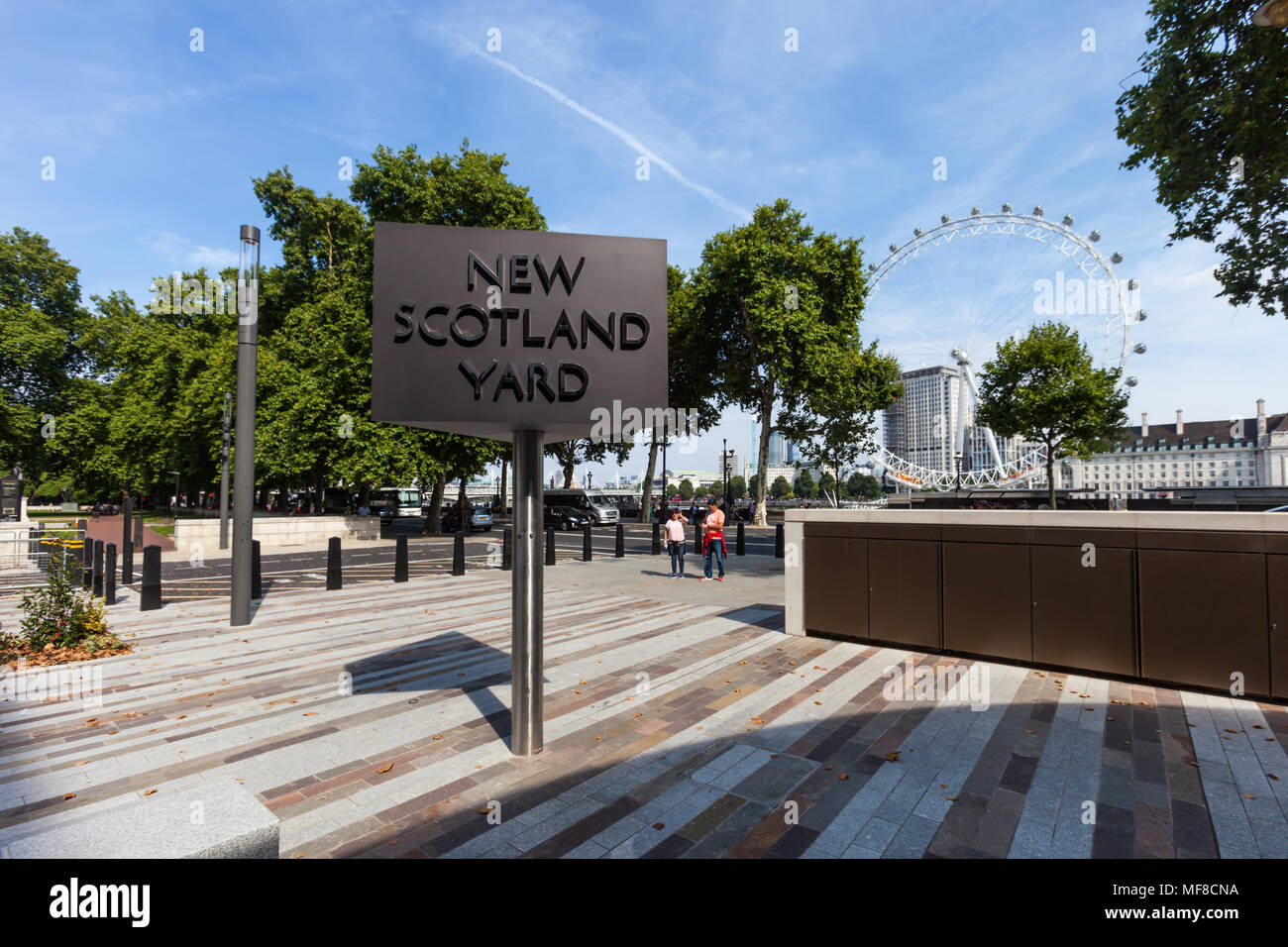 LONDON, Großbritannien - 28 August, 2017 - New Scotland Yard Schild mit dem London Eye im Hintergrund. Stockfoto