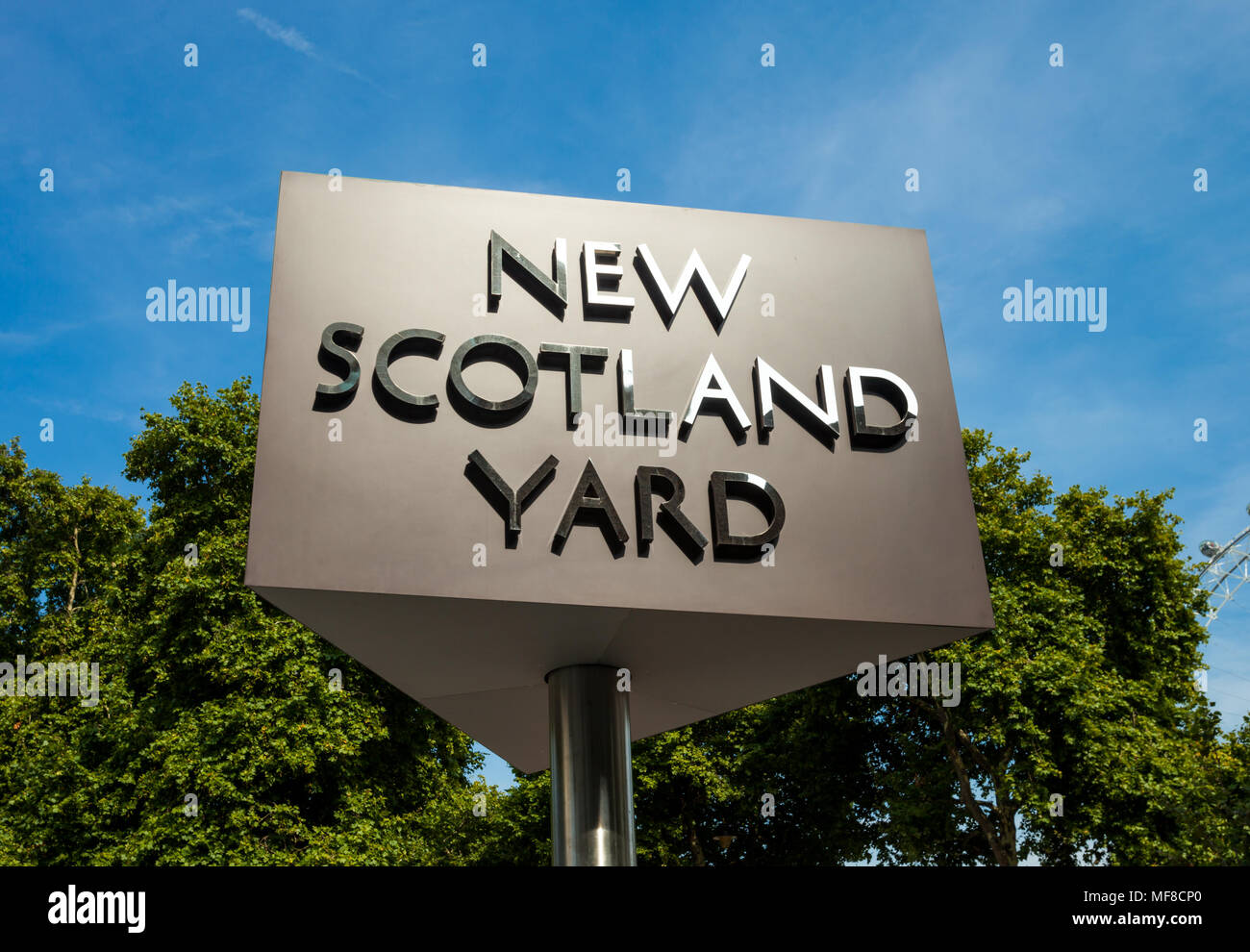 LONDON, GROSSBRITANNIEN, 28. August 2017 - Die New Scotland Yard Zeichen für den Sitz des Metropolitan Police Service. Stockfoto
