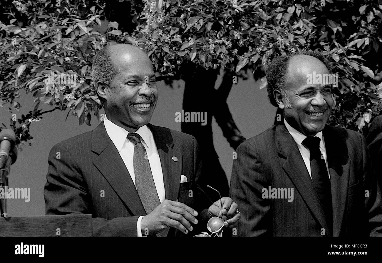 Washington, DC., USA, 28. April 1989 Minister für Gesundheit und Soziales Louis Sullivan im Rosengarten für die Unterzeichnung durch Präsident George H.W. Bush die Executive Order auf historisch schwarze Hochschulen und Universitäten, Stockfoto