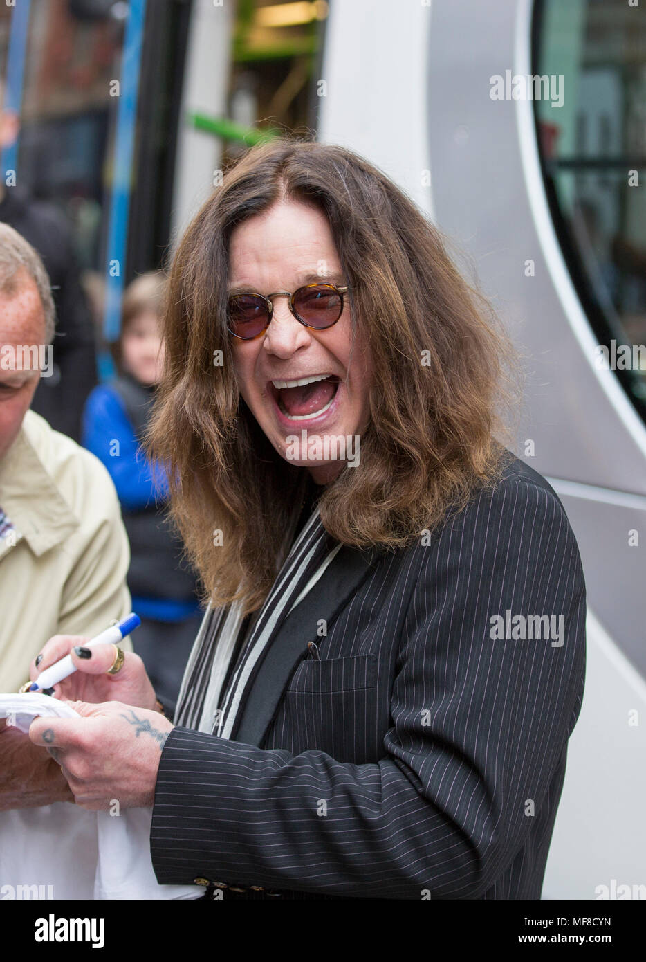 Ozzy Osbourne bei einer Zeremonie in Birmingham eine Straßenbahn nach ihm Name Stockfoto