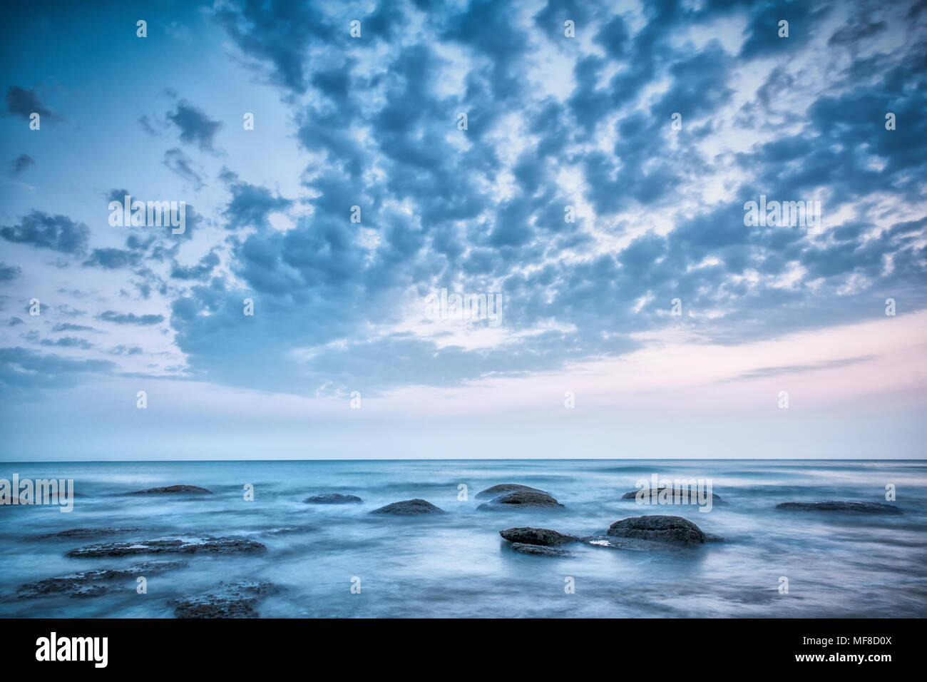 Landschaft mit blauen Skye, Wolken und Steine im Meer Stockfoto