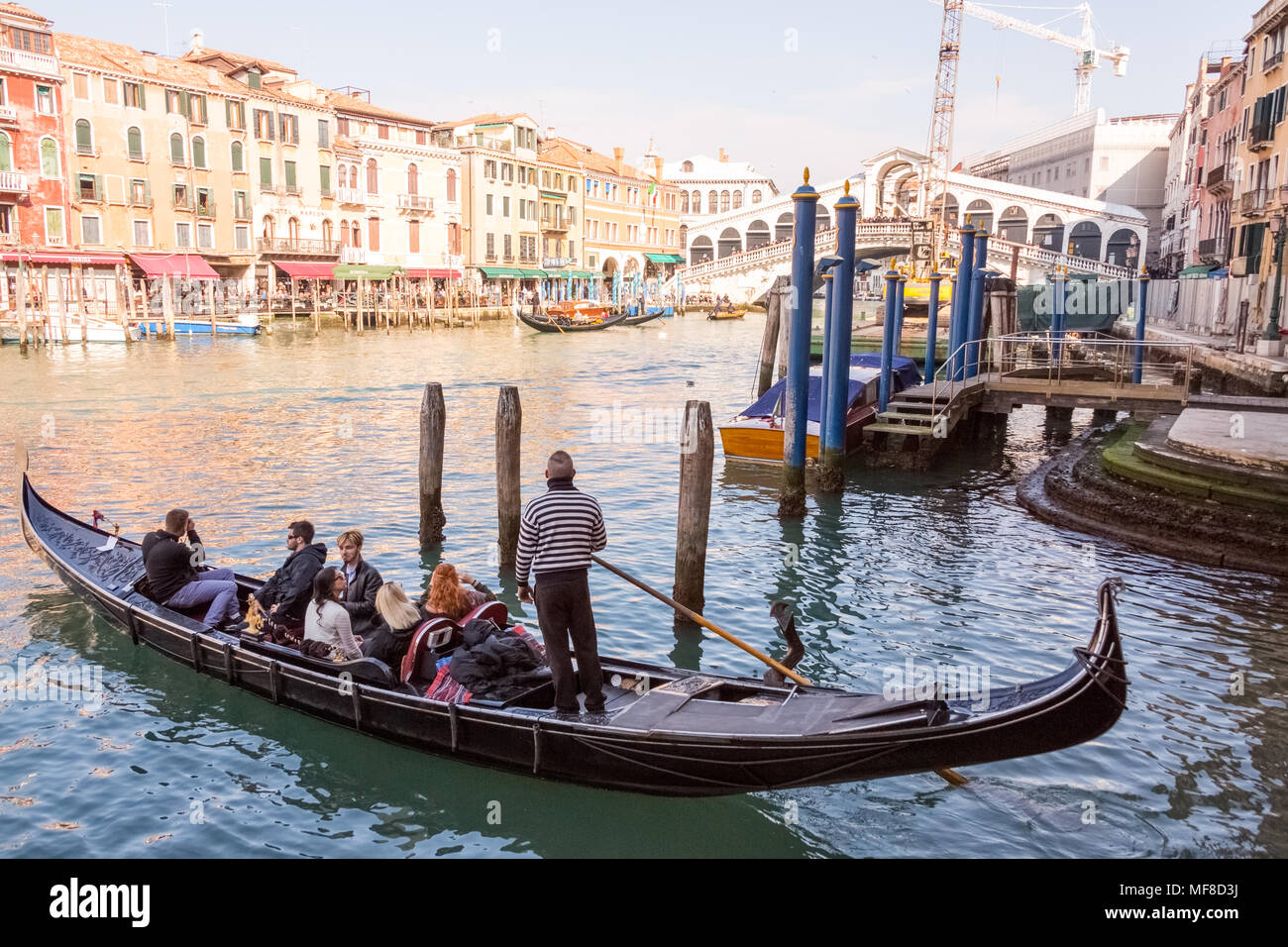 Venedig, Italien - 28. Februar 2015: eine Gondel und Passagiere ziehen Sie von einem Seitenkanal der Rialto Brücke in Venedig, Italien. Stockfoto