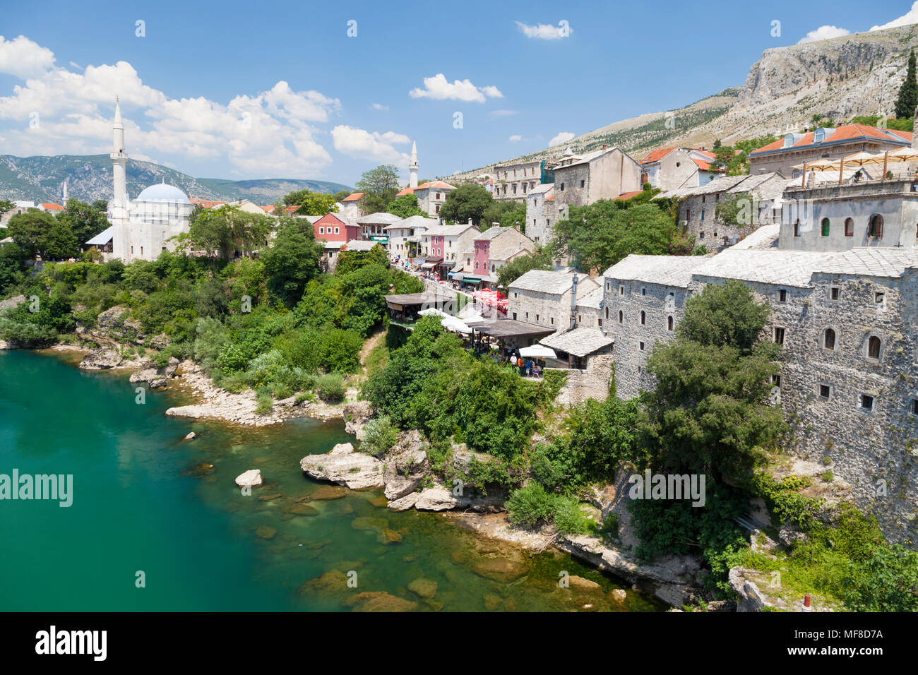 Ein Blick auf den Fluss Neretva und die Koski-Mehmed Pasha Moschee aus der Stari Most, der Alten Brücke in Mostar, Bosnien und Herzegowina Stockfoto