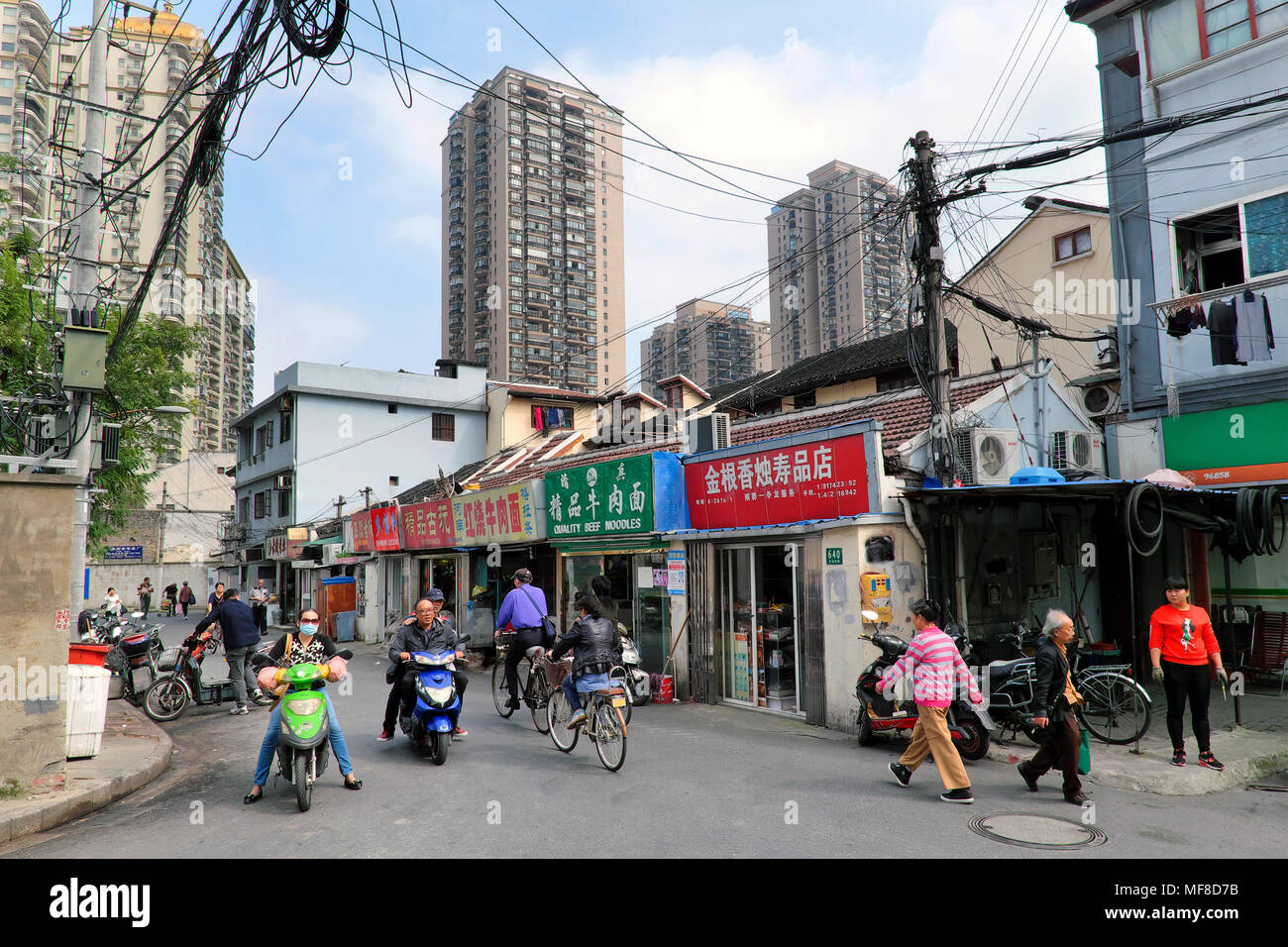 Teil des alten Shanghai mit neueren Tower Blocks im Hintergrund, Shanghai, China Stockfoto