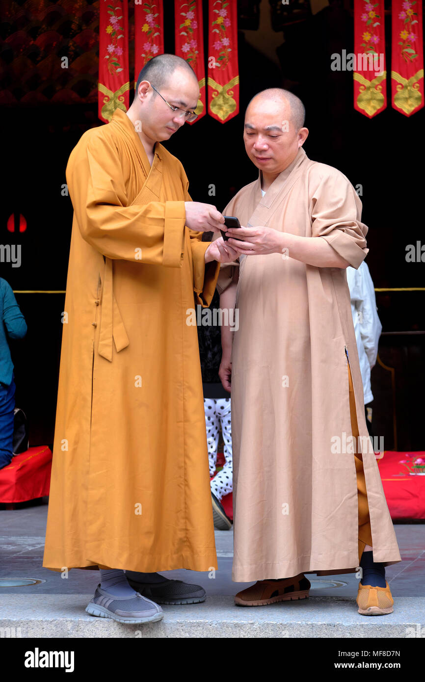 Zwei Buddhistische Mönche mit einem Mobiltelefon, Jade Buddha Tempel, Shanghai, China Stockfoto