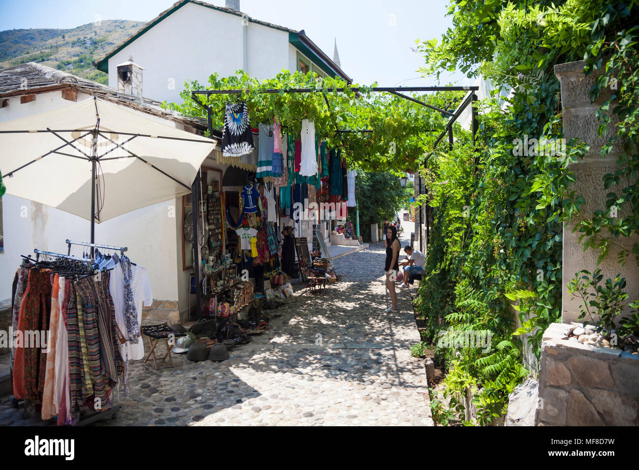 Touristische Souvenirläden in einer Kopfsteinpflasterstraße in Mostar, Bosnien und Herzegowina Stockfoto