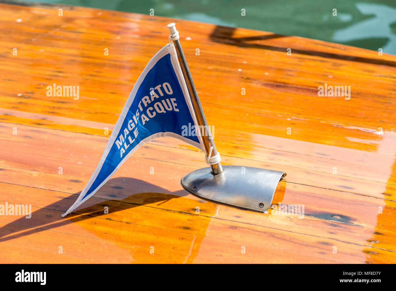 Venedig, Italien - 28. Februar 2015: Magistrato Alle Acque bedeutet wörtlich Magistrat am Wasser. Ihr Boot vertäut am Grand Canal in Venedig, Italien. Stockfoto