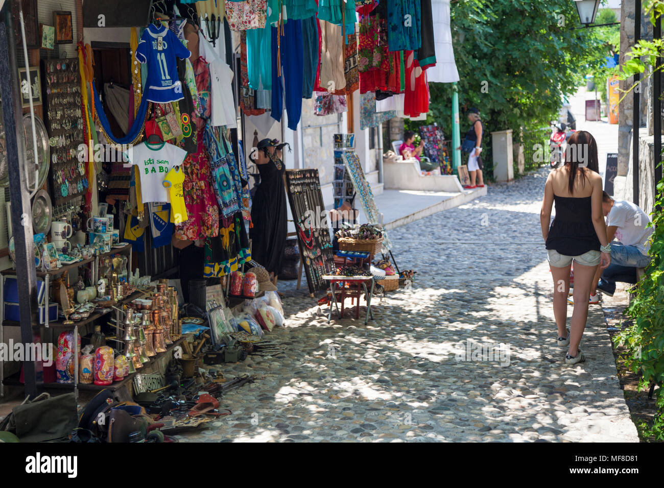 Touristische Souvenirläden in einer Kopfsteinpflasterstraße in Mostar, Bosnien und Herzegowina Stockfoto
