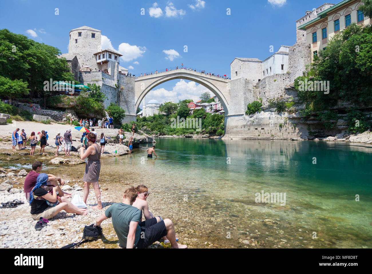 Stari Most, der Alten Brücke von den Ufern des Flusses Neretva in Mostar, Bosnien und Herzegowina Stockfoto