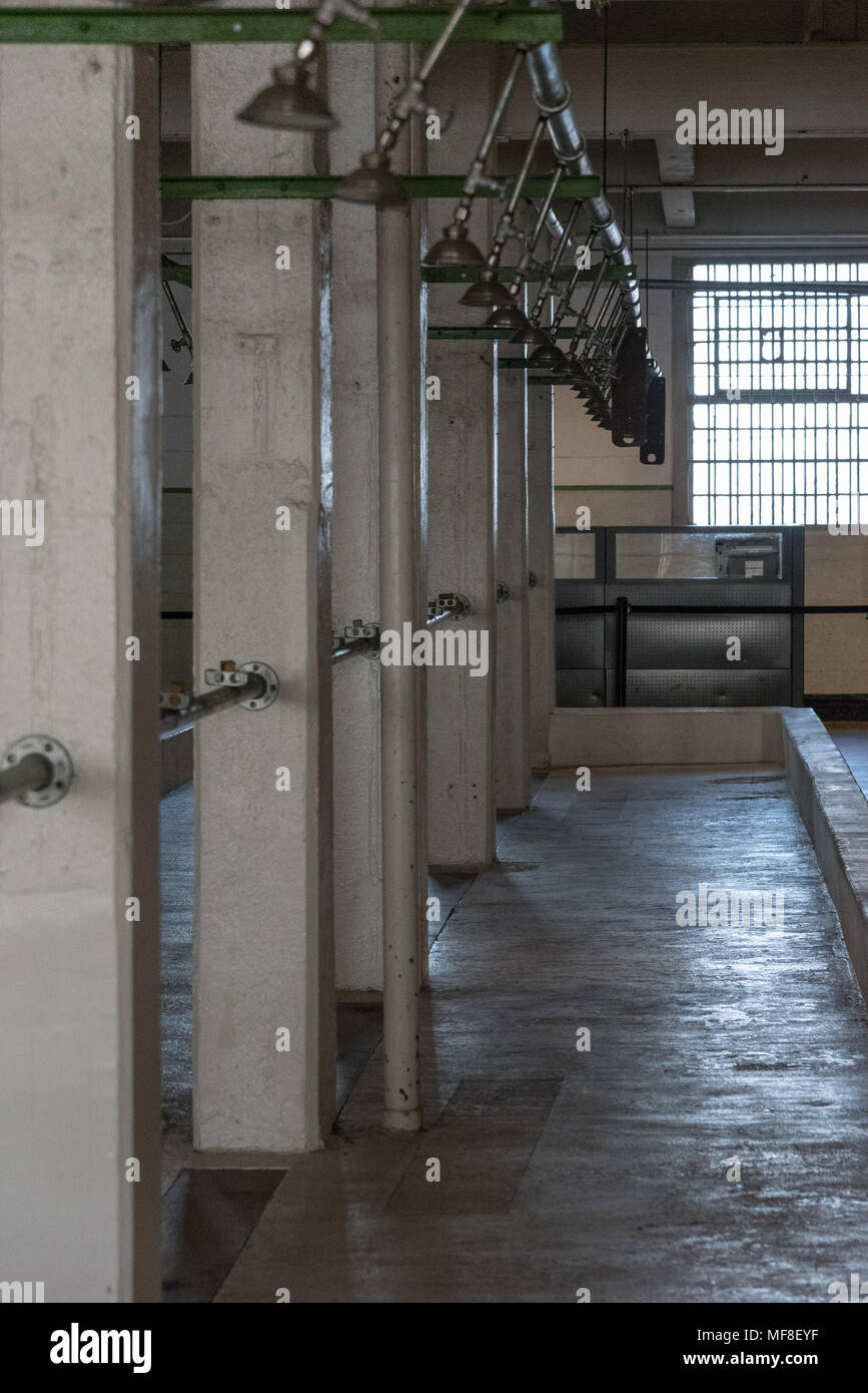 Die Duschen Fur Die Insassen Im Alcatraz Gefangnis Stockfotografie Alamy
