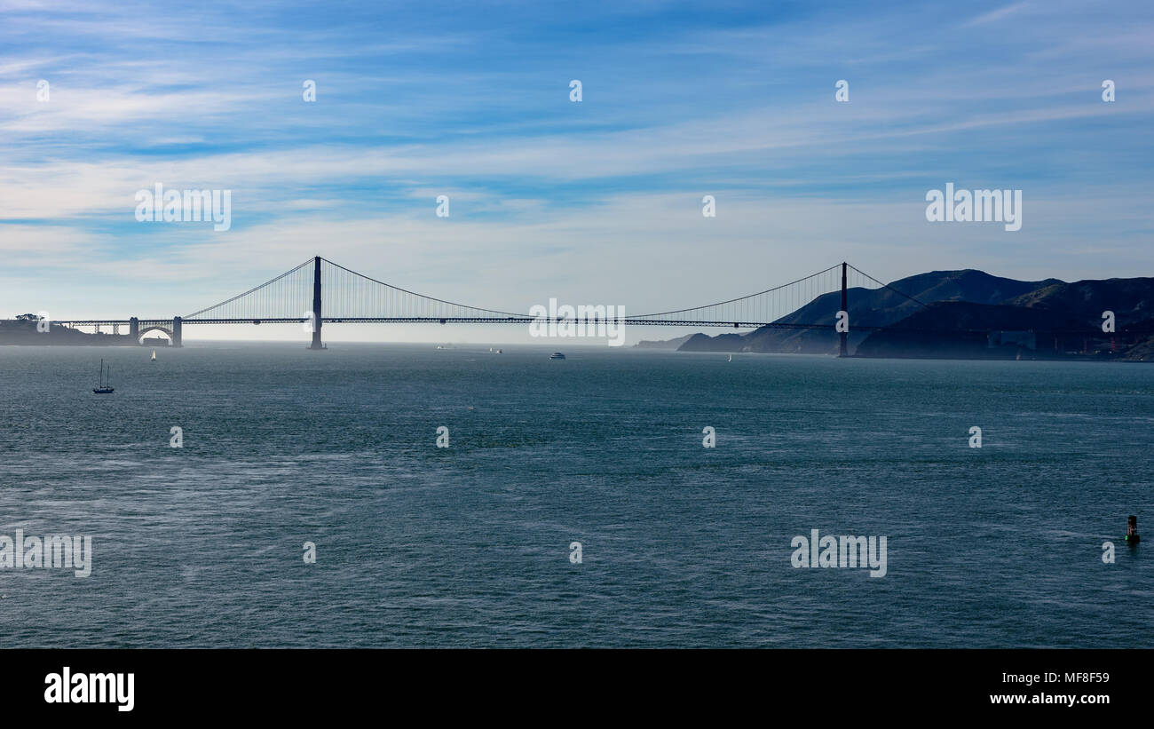 Die Golden Gate Bridge von San Francisco Bay gesehen Stockfoto