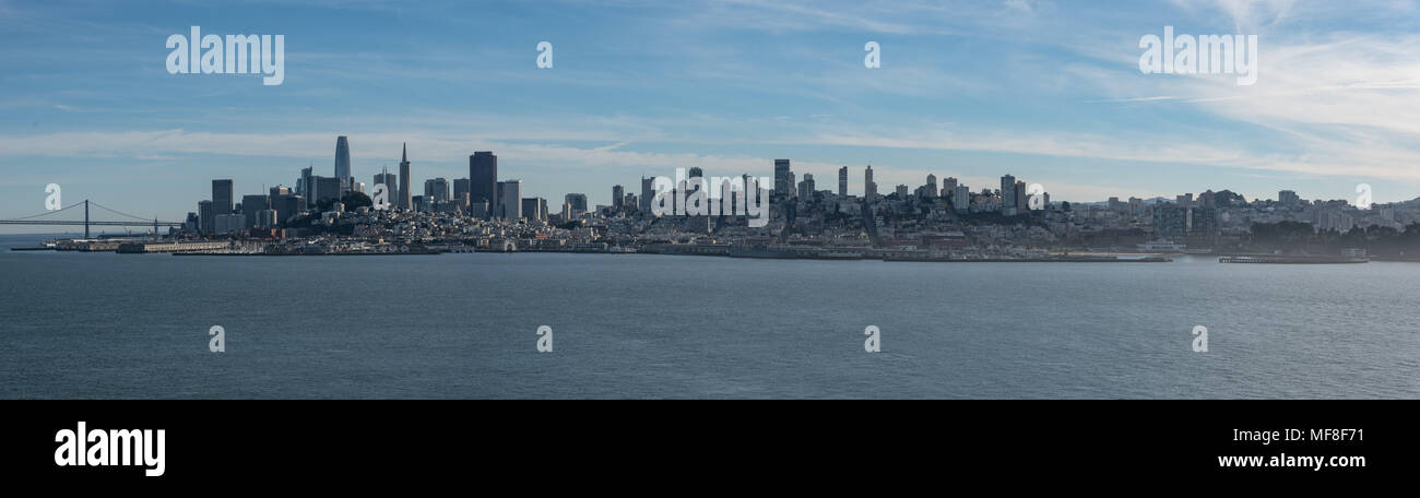 Ein Blick auf die San Francisco Skyline von der Bucht gesehen Stockfoto