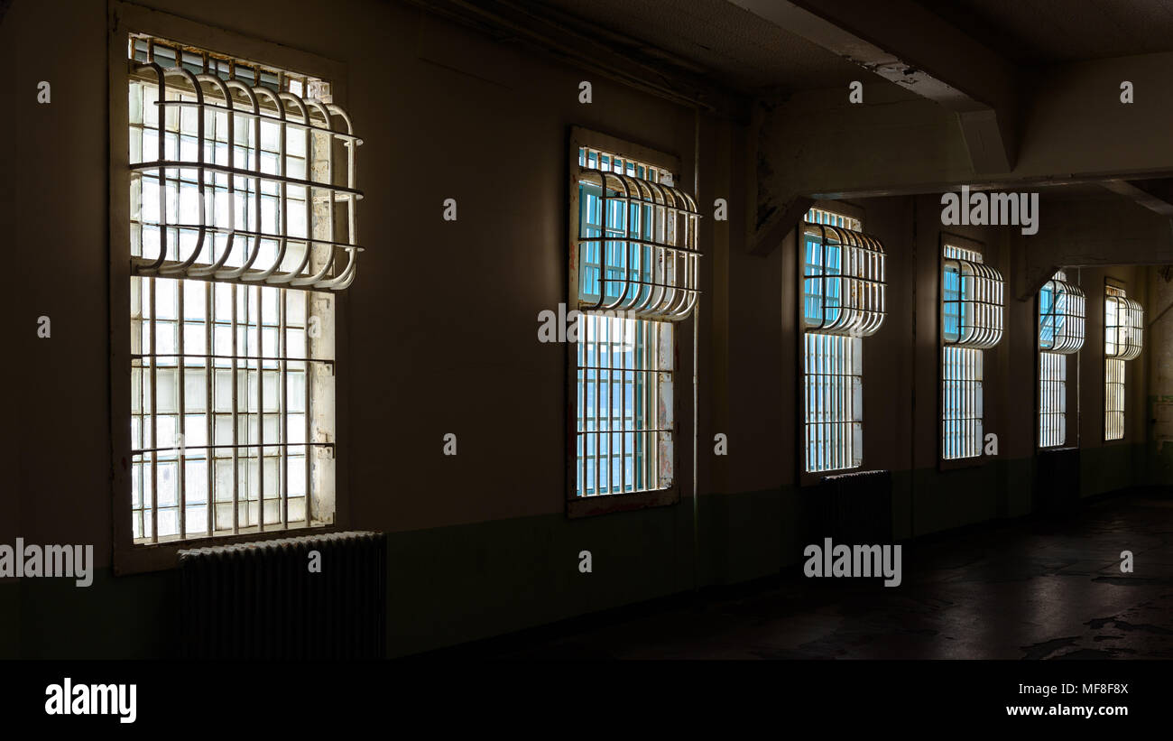 Vergitterten Fenstern im Inneren Gefängnis Alcatraz in der Bucht von San Francisco Stockfoto