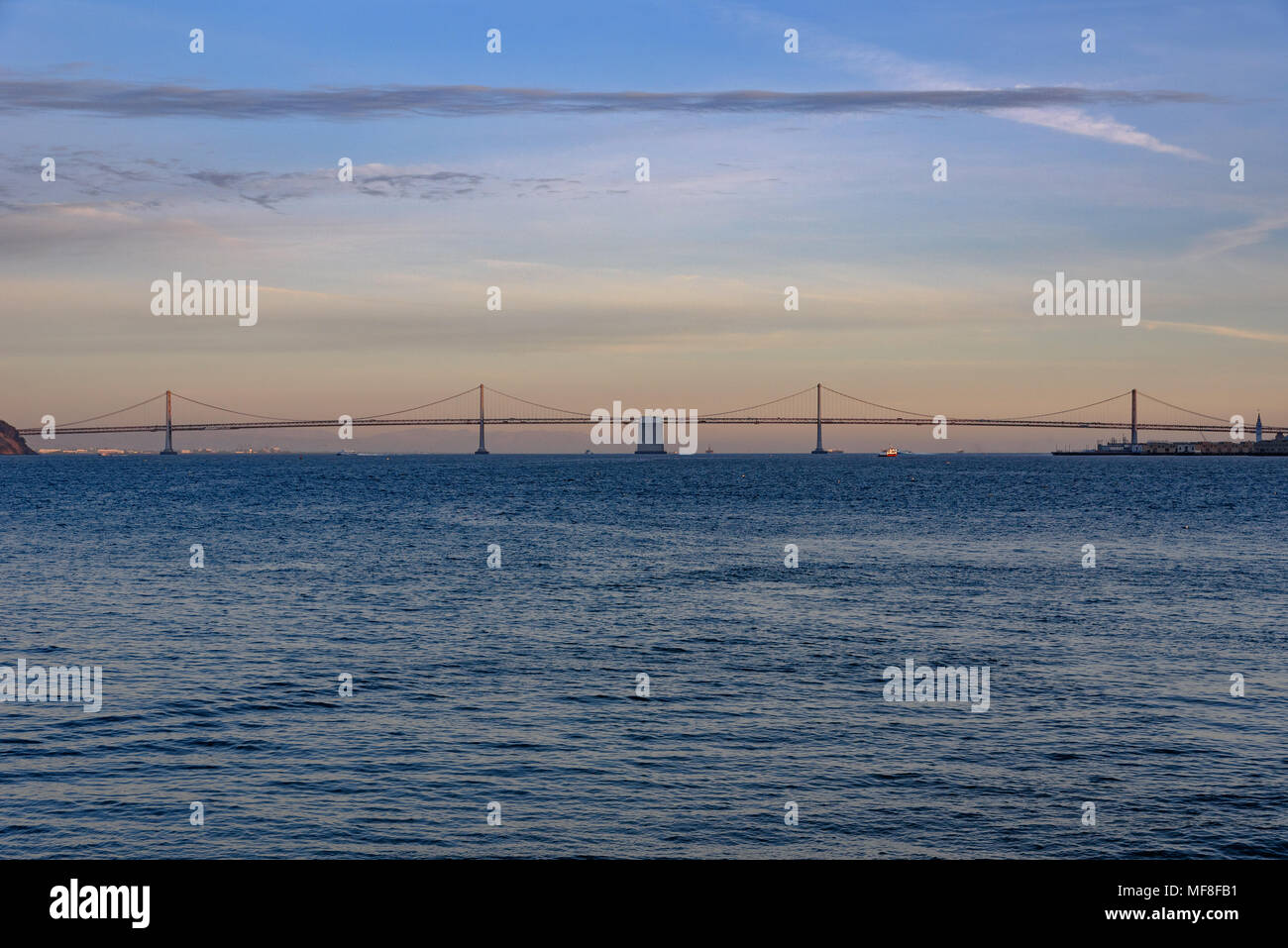 Die westlichen Spannweite der in San Francisco, Oakland Bay Bridge bei Goldenen Stunde Stockfoto