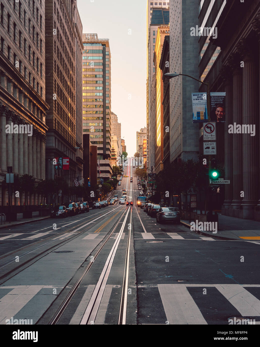 In Richtung Nob Hill auf Kalifornien Straße durch den Financial District von San Francisco am golden hour Stockfoto