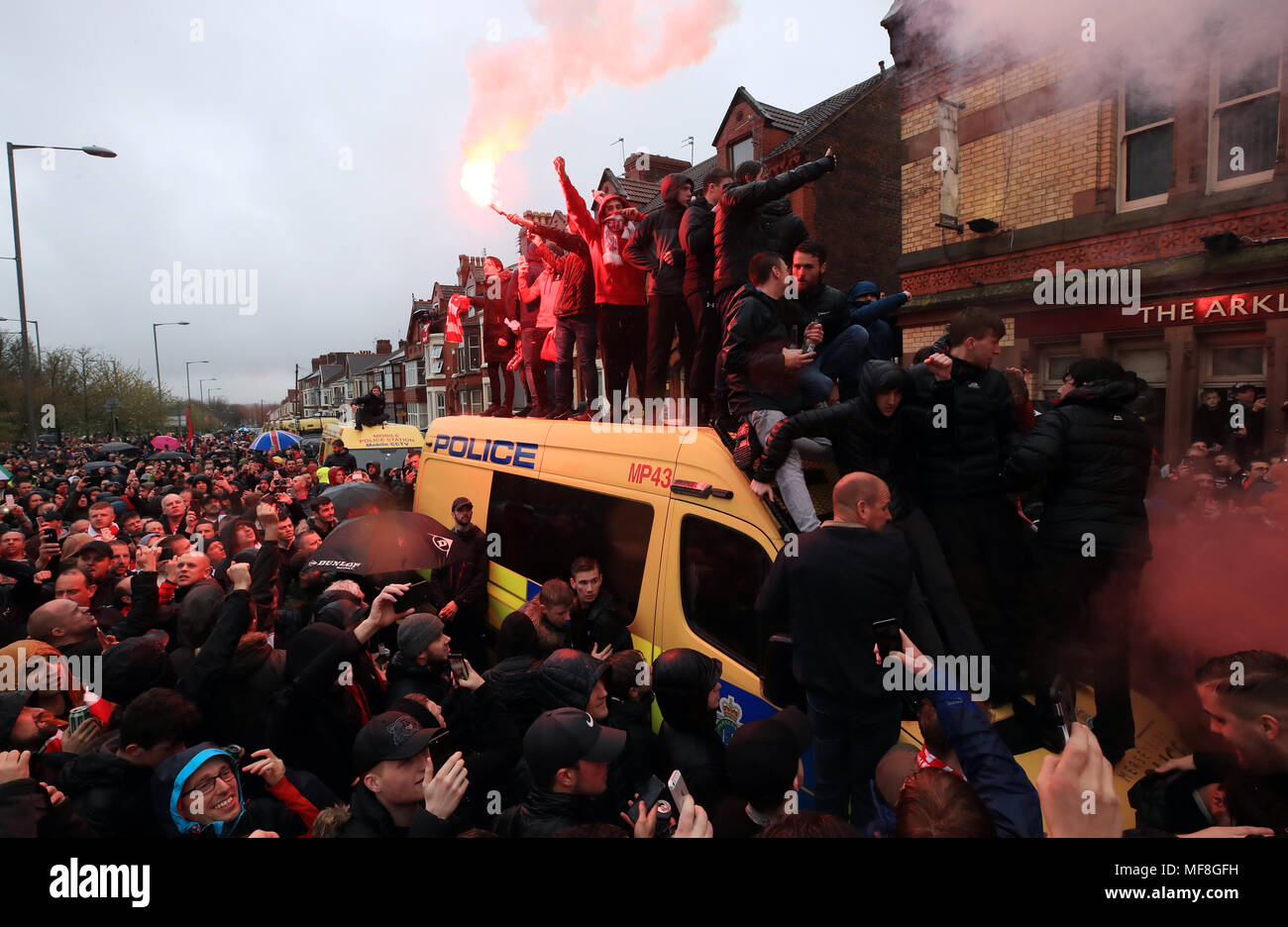 Fans auf einen Polizeiwagen und Flares aus lassen Sie sich vor dem UEFA Champions League, Halbfinale Hinspiel Match in Liverpool, Liverpool. Stockfoto