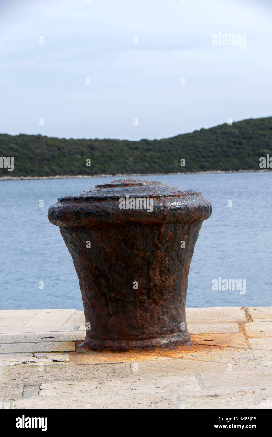 Altes, rostiges Metall pier Anlegestellen für Schiffe und Meer und Inseln wie backgrounde Stockfoto