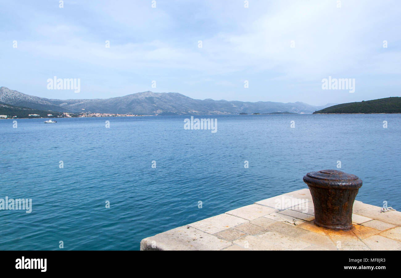 Altes, rostiges Metall pier Anlegestellen für Schiffe und Meer und Inseln wie backgrounde Stockfoto