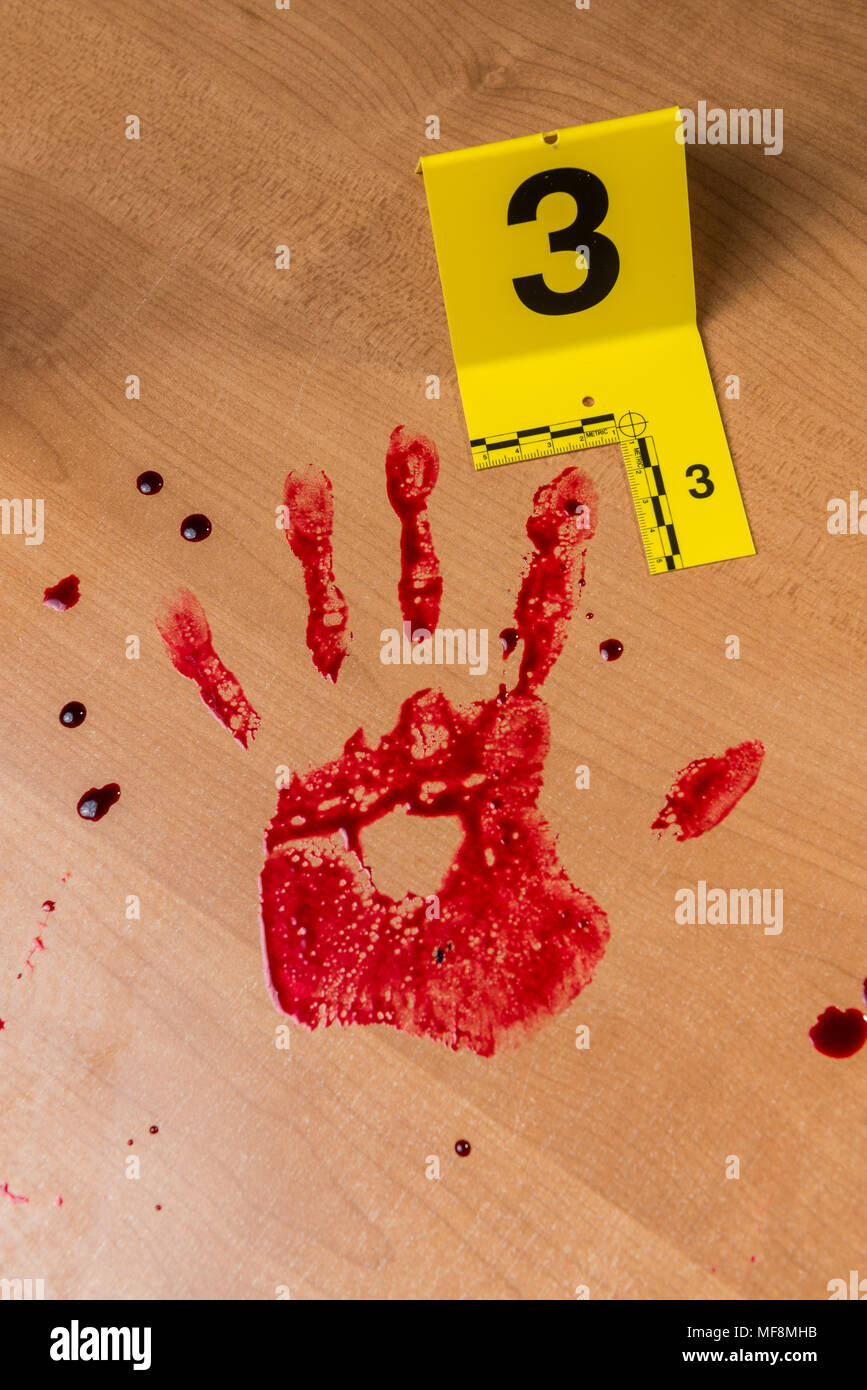 Einen blutigen Handabdruck mit einem Beweise am Tatort markiert. Stockfoto