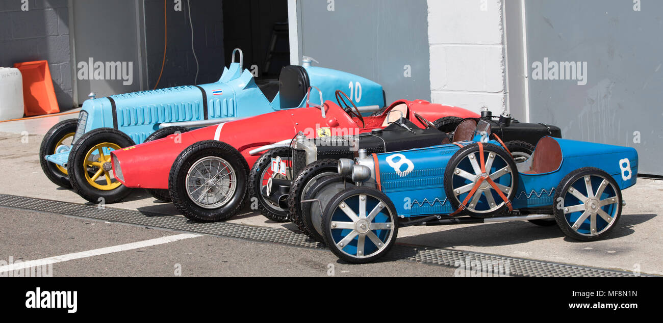 Verkleinerte Versionen für die Kinder bereit, Vintage Sports Car Club in Silverstone. Stockfoto
