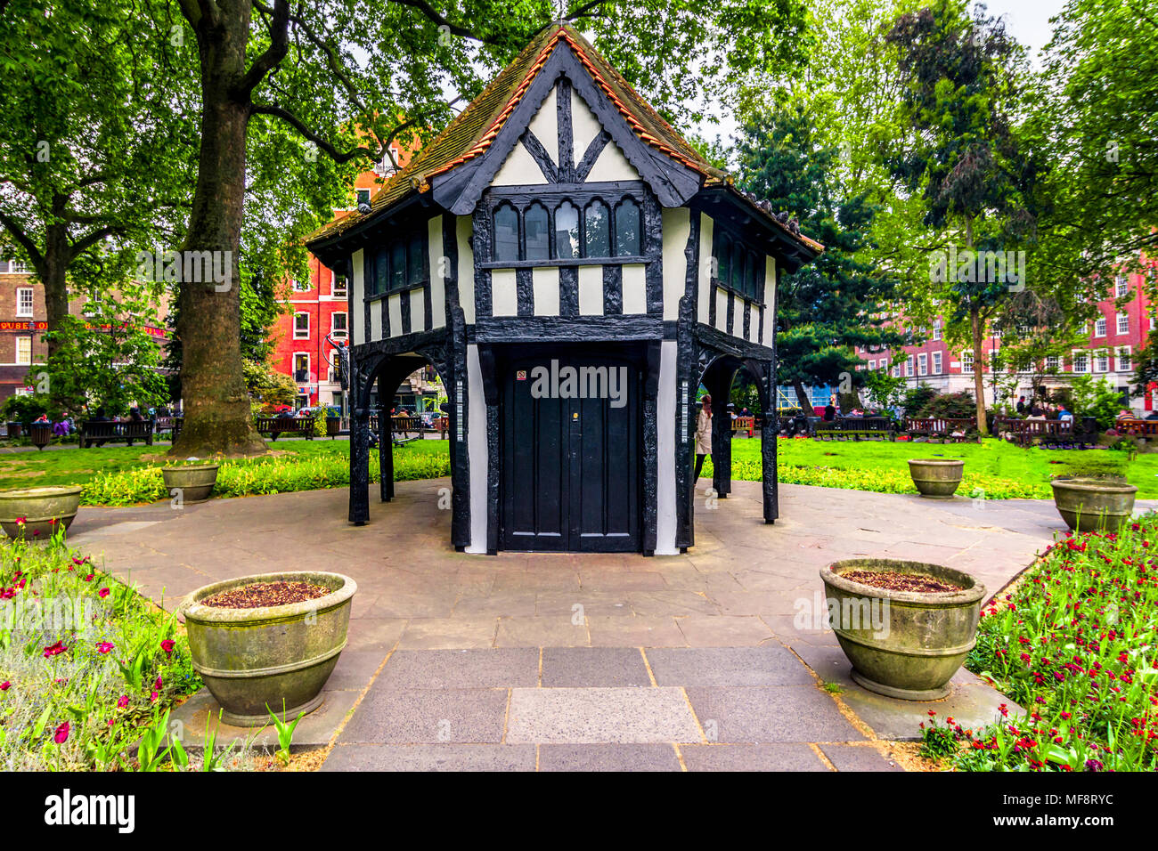 London, Vereinigtes Königreich von Großbritannien: Britische Architektur in einem Park Stockfoto