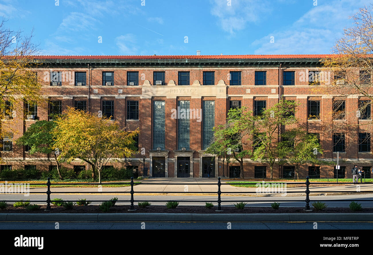 Purdue University Physik Gebäude (PHYS) von der nordwestlichen Avenue gesehen, in dem sich die Fakultät für Physik und Astronomie Stockfoto