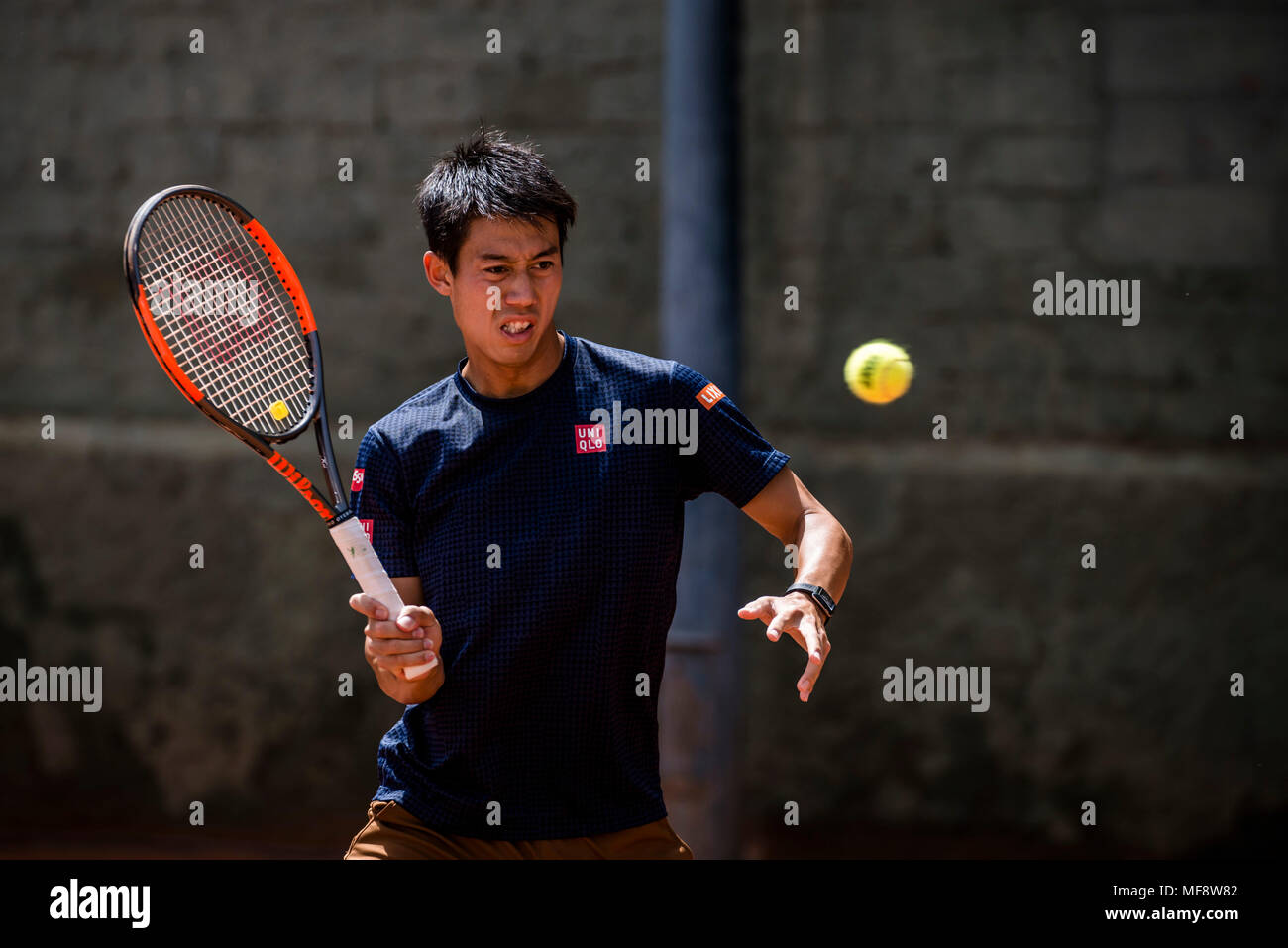 Barcelona, Spanien. 24. April 2018: Kei Nishikori (JPN) liefert die Kugel während einer Trainingseinheit am Tag 2 der 'Barcelona Open Banc Sabadell' 2018. Credit: Matthias Oesterle/Alamy leben Nachrichten Stockfoto