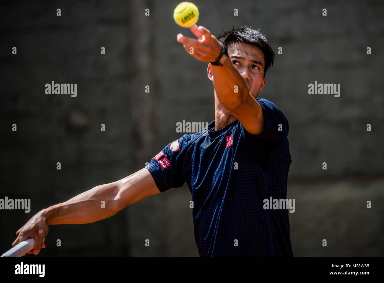 Barcelona, Spanien. 24. April 2018: Kei Nishikori (JPN) dient der Kugel während einer Trainingseinheit am Tag 2 der 'Barcelona Open Banc Sabadell' 2018. Credit: Matthias Oesterle/Alamy leben Nachrichten Stockfoto