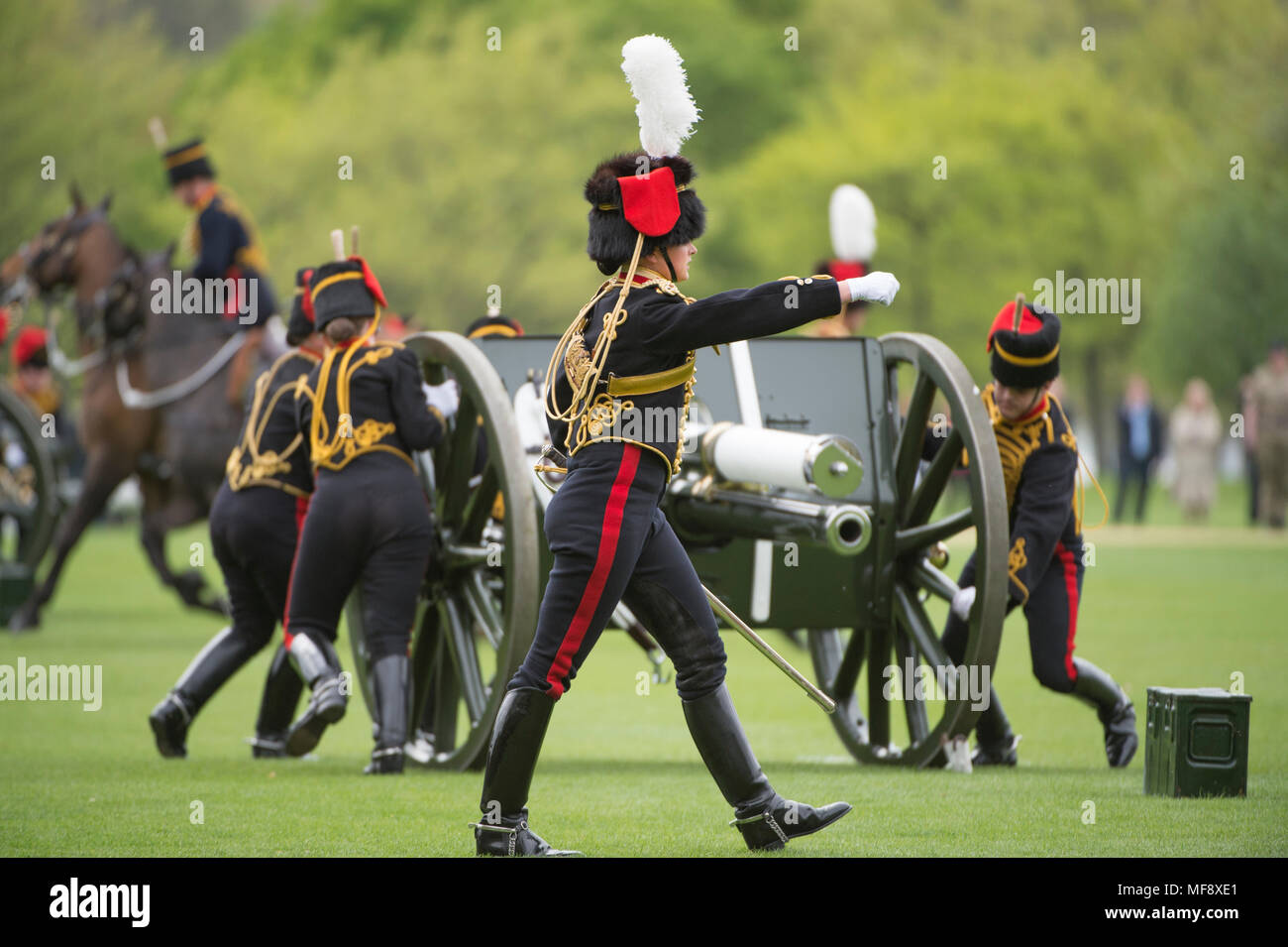 Hyde Park, London, UK. 24. April 2018. Der King's Troop Royal Horse artillery Fire celebratory Royal begrüßt um 14.00 Uhr am Dienstag, 24. April die Geburt eines neuen Royal Baby zu markieren, der Herzog und die Herzogin von Dritten von Cambridge Kind. 71 Pferde Platz sechs Ersten Weltkrieg Ära 13-Pfünder Kanonen in Position für das Royal Salute in der Mitte der Park Lane, leer Artillerie feuerte Umläufe sind bei 10-Sekunden-Intervallen bis 41 Schüsse abgefeuert wurden. Credit: Malcolm Park/Alamy Leben Nachrichten. Stockfoto