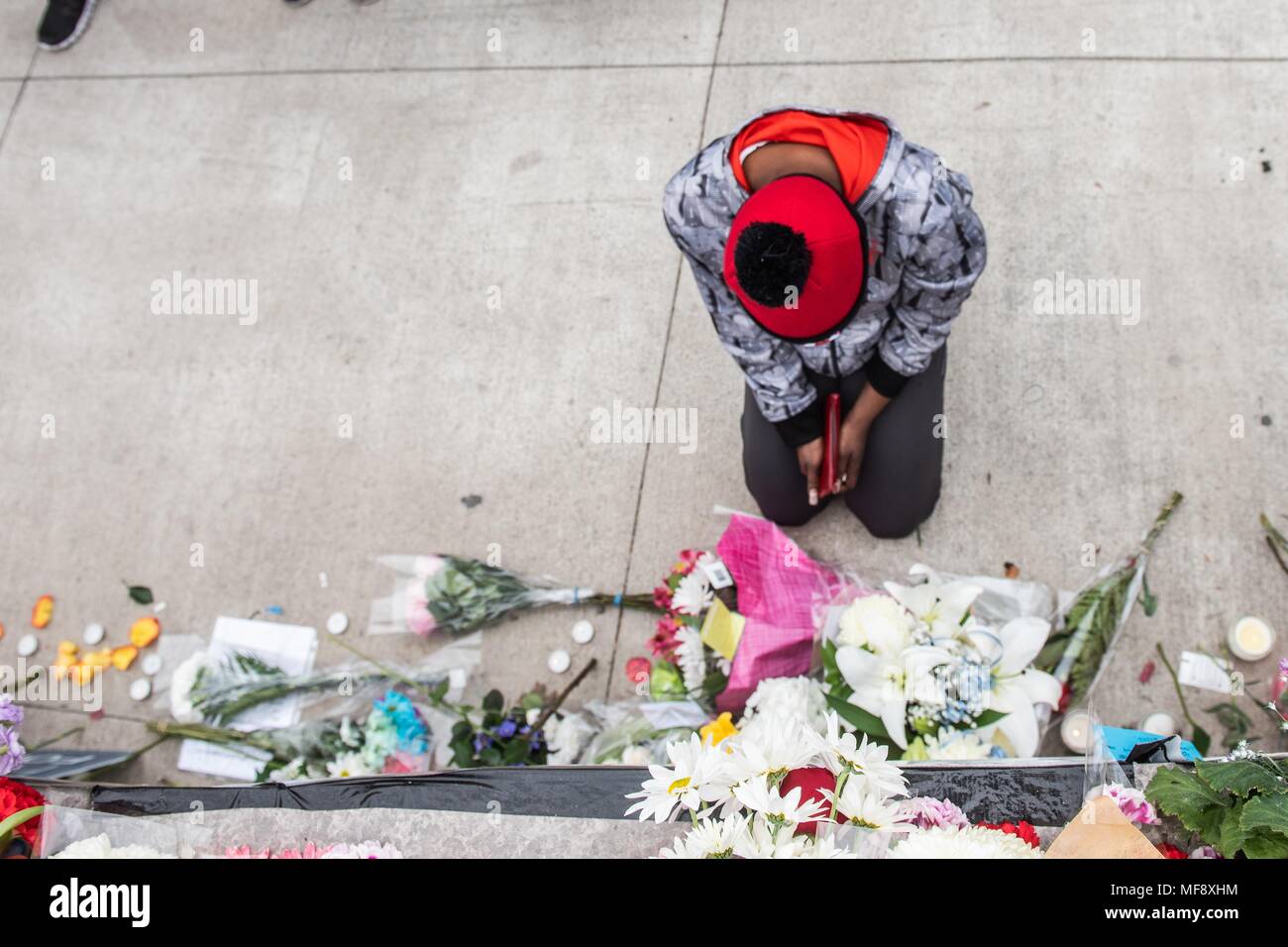 Toronto, CAN, 24. Apr 2018. 24 Apr, 2018. Eine vielfältige Gruppe von Trauernden nahmen an der Gedenkstätte in Toronto für die 10 Fußgänger, die nach Alek minassian (25), des Richmond Hill nördlich von Toronto starb, fuhr fast zwei Kilometer südlich auf der Yonge Street um 1:30 Uhr am 23. April 2018 Credit: Victor Biro/ZUMA Draht/Alamy leben Nachrichten Stockfoto