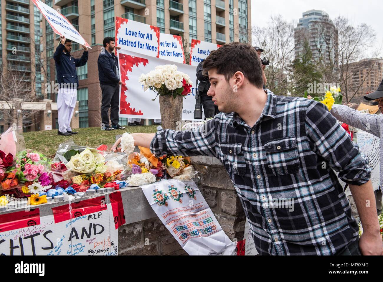 Toronto, CAN, 24. Apr 2018. 24 Apr, 2018. Eine vielfältige Gruppe von Trauernden nahmen an der Gedenkstätte in Toronto für die 10 Fußgänger, die nach Alek minassian (25), des Richmond Hill nördlich von Toronto starb, fuhr fast zwei Kilometer südlich auf der Yonge Street um 1:30 Uhr am 23. April 2018 Credit: Victor Biro/ZUMA Draht/Alamy leben Nachrichten Stockfoto