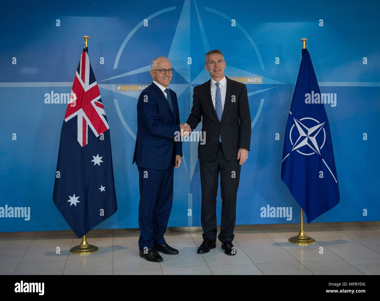 Brüssel. 24 Apr, 2018. NATO-Generalsekretär Jens Stoltenberg (R) schüttelt Hände mit dem australischen Premierminister Malcolm Turnbull in Brüssel, 24. April 2018. Credit: NATO/Xinhua/Alamy leben Nachrichten Stockfoto