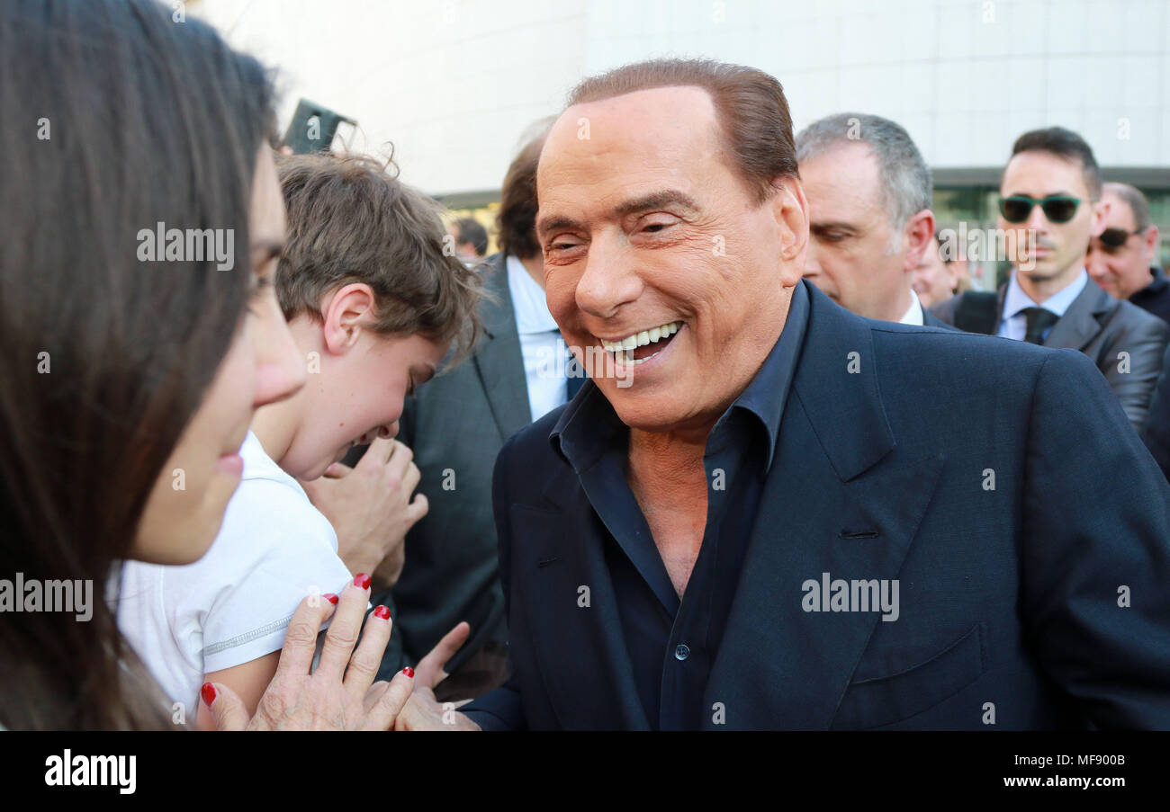 Pordenone, Italien. 24. April 2018. Italien, Lignano Sabbiadoro: Silvio Berlusconi, der Chef der Forza Italia party, lächelt, während der Wahlkampagne für die kommende Landtagswahl im Besuch der Region Friuli Venezia Giulia auf den 24. April 2018. Quelle: Andrea Spinelli/Alamy leben Nachrichten Stockfoto