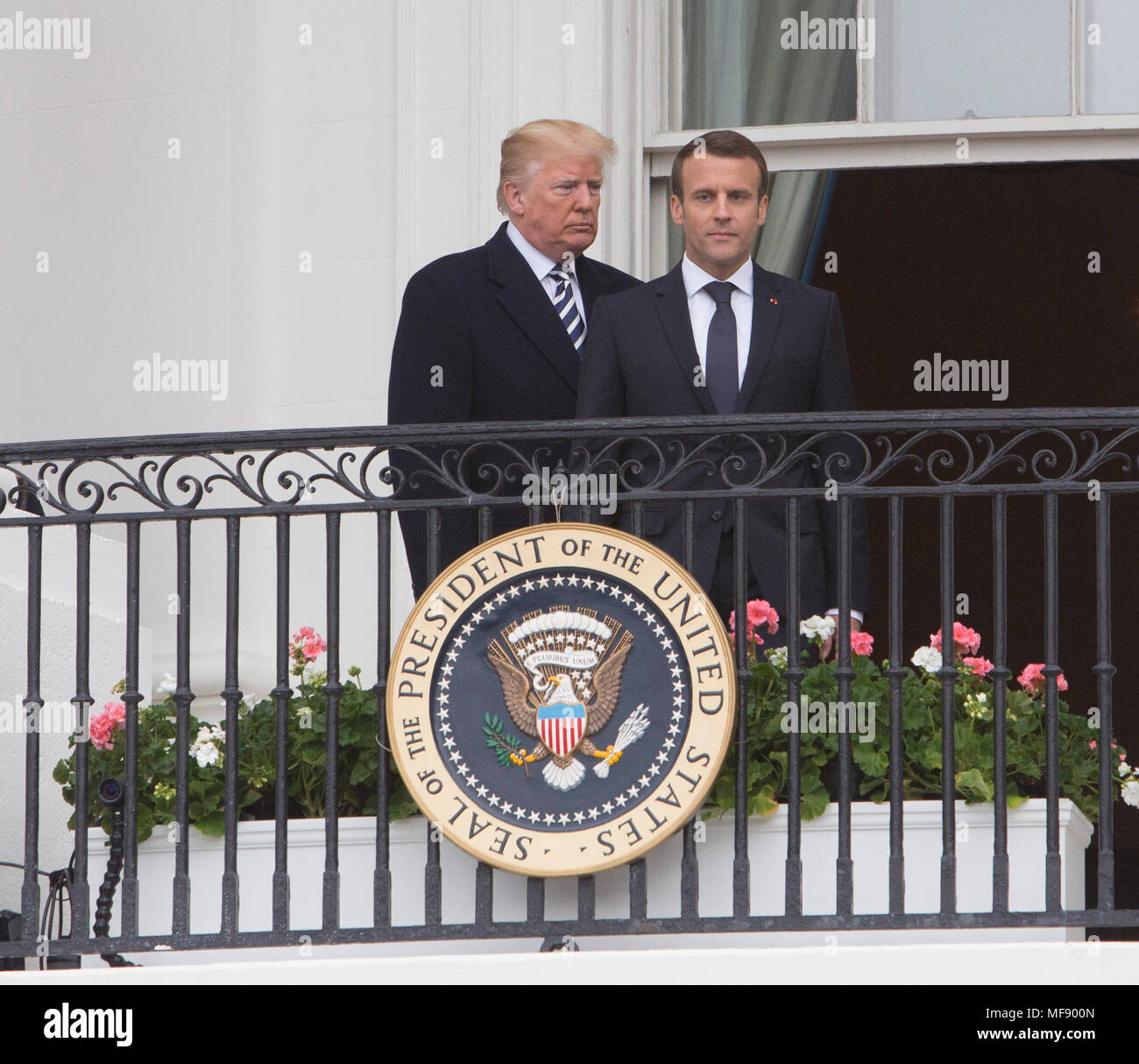 Präsidenten der Vereinigten Staaten Donald J. Trumpf und Präsident Emmanuel längestrich von Frankreich auf der Truman Balkon bei einem Staatsbesuch in das Weiße Haus in Washington, DC, 24. April 2018. Quelle: Chris Kleponis/Pool über CNP/MediaPunch Stockfoto