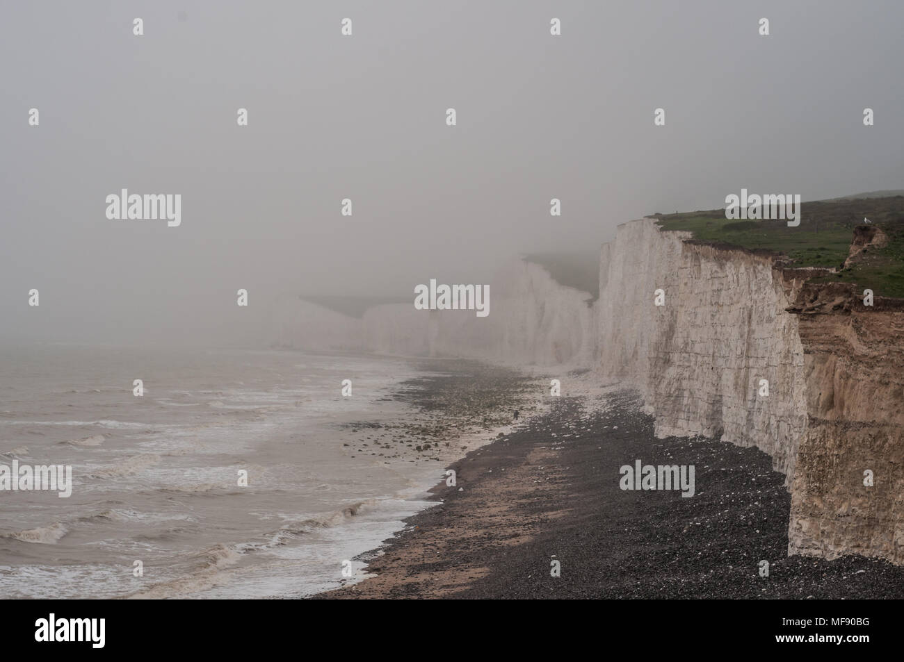 Birling Gap, East Sussex, Großbritannien. 24. April 2018..Seven Sisters Kreidefelsen verblassen in den Nebel & Nieselregen..Mehr Saisonwetter nach der kurzen Hitzewelle.. Stockfoto