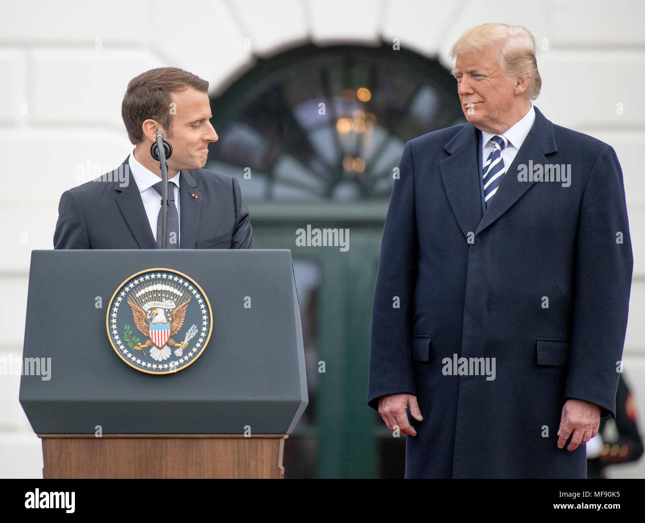 Präsident Emmanuel längestrich von Frankreich, Links, schließt seine Bemerkungen, und erkennt an, dass United States President Donald J. Trumpf, rechts, während der Begrüßungszeremonie auf dem Rasen des Weißen Hauses in Washington, DC am Dienstag, 24. April 2018. Credit: Ron Sachs/CNP/MediaPunch Stockfoto