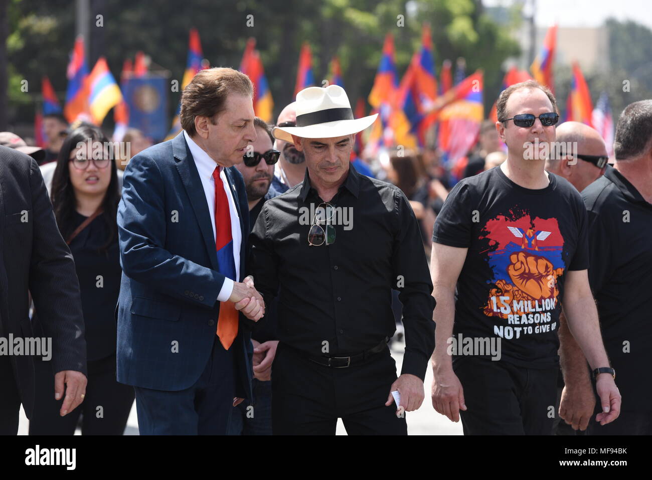 Los Angeles, USA. April 24, 2018 - LOS ANGELES - Hochrangige Politiker, sowie lokale, staatliche und föderale Beamte als US-Rep. Adam Schiff (D-Burbank) marschieren der 103. Jahrestag zum Gedenken an den Völkermord an den Armeniern am 24. April in kleinen Armenien, Los Angeles, CA zu gedenken. Credit: Hayk Shalunts/Alamy leben Nachrichten Stockfoto