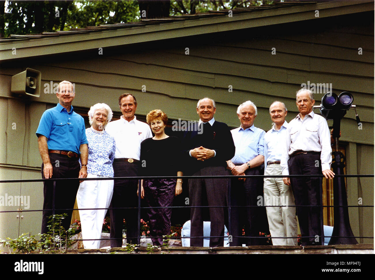 Camp David, Maryland, USA. 2. Juni 1990. (Von links nach rechts): James A. Baker, III, Vereinigten Staaten von Amerika (USA) Staatssekretär; US-First Lady Barbara Bush, US-Präsident George H.W. BUSH; Union der Sozialistischen Sowjetrepubliken (UDSSR) First Lady RAISSA GORBATSCHOW ; UDSSR Präsident Michail Gorbatschow; UDSSR Außenminister Eduard Shevardnaze; US-Sicherheitsberater Brent Scowcroft und UDSSR Marschall Sergej AKHROMEYEV posieren für ein Gruppenfoto während ihres Besuchs in der präsidentenrückzug Camp David. Credit: das Weiße Haus/CNP/ZUMAPRESS.com/Alamy leben Nachrichten Stockfoto