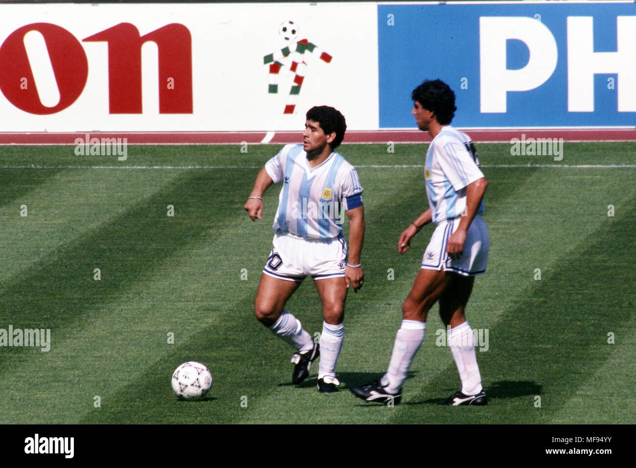 FIFA WM-Italia 1990 24.06.1990, Stadio delle Alpi, Turin, Italien. Runde 16 Spiel Brasilien gegen Argentinien. Diego Armando Maradona & Ricardo Giusti - Argentinien Stockfoto