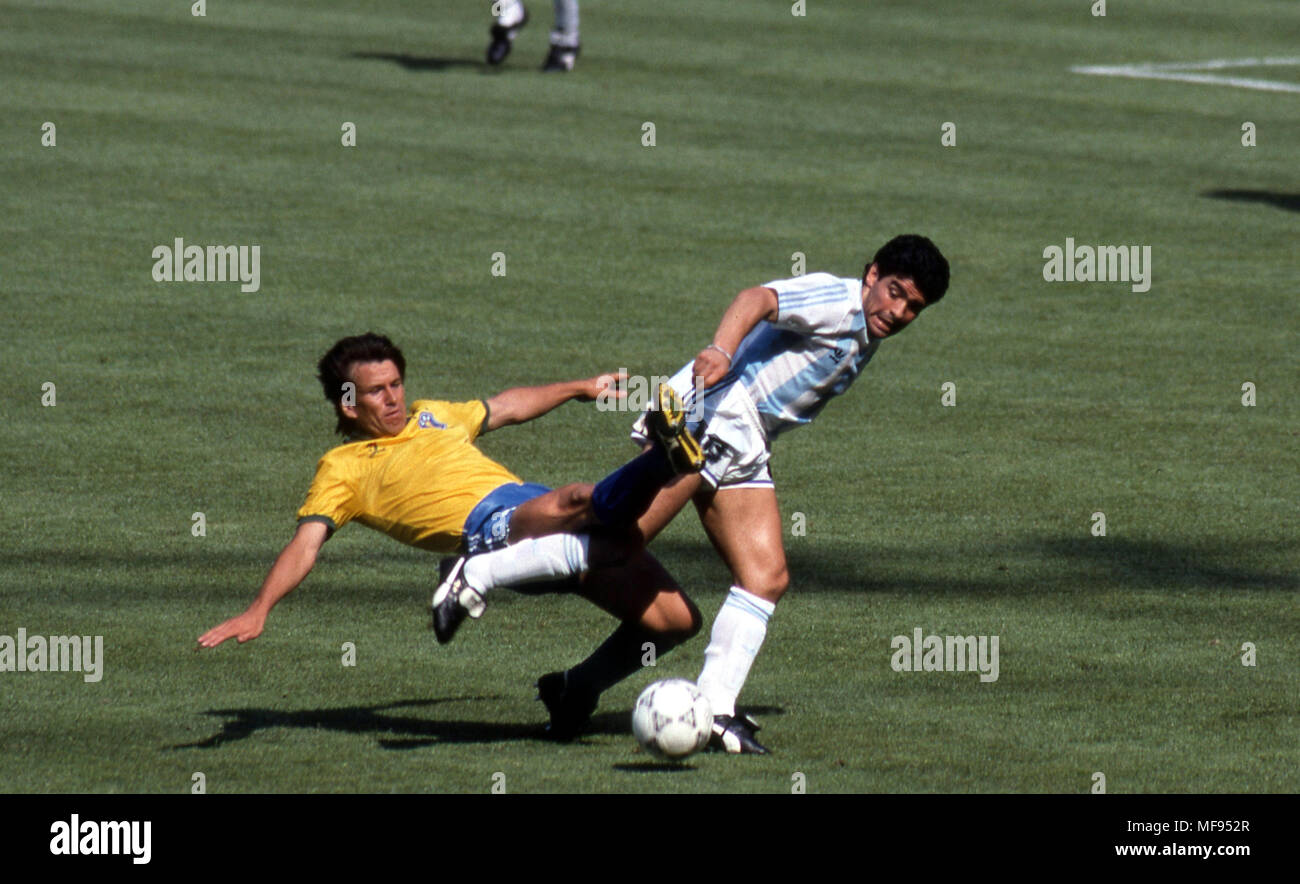 FIFA WM-Italia 1990 24.06.1990, Stadio delle Alpi, Turin, Italien. Runde 16 Spiel Brasilien gegen Argentinien. Dunga (Brasilien) v Diego Maradona (Argentinien) Vollständiger Name: Carlos Caetano Bledorn Verri Stockfoto