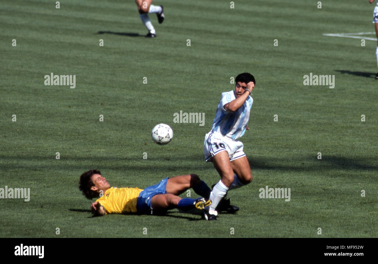 FIFA WM-Italia 1990 24.06.1990, Stadio delle Alpi, Turin, Italien. Runde 16 Spiel Brasilien gegen Argentinien. Dunga (Brasilien) v Diego Maradona (Argentinien) Vollständiger Name: Carlos Caetano Bledorn Verri Stockfoto