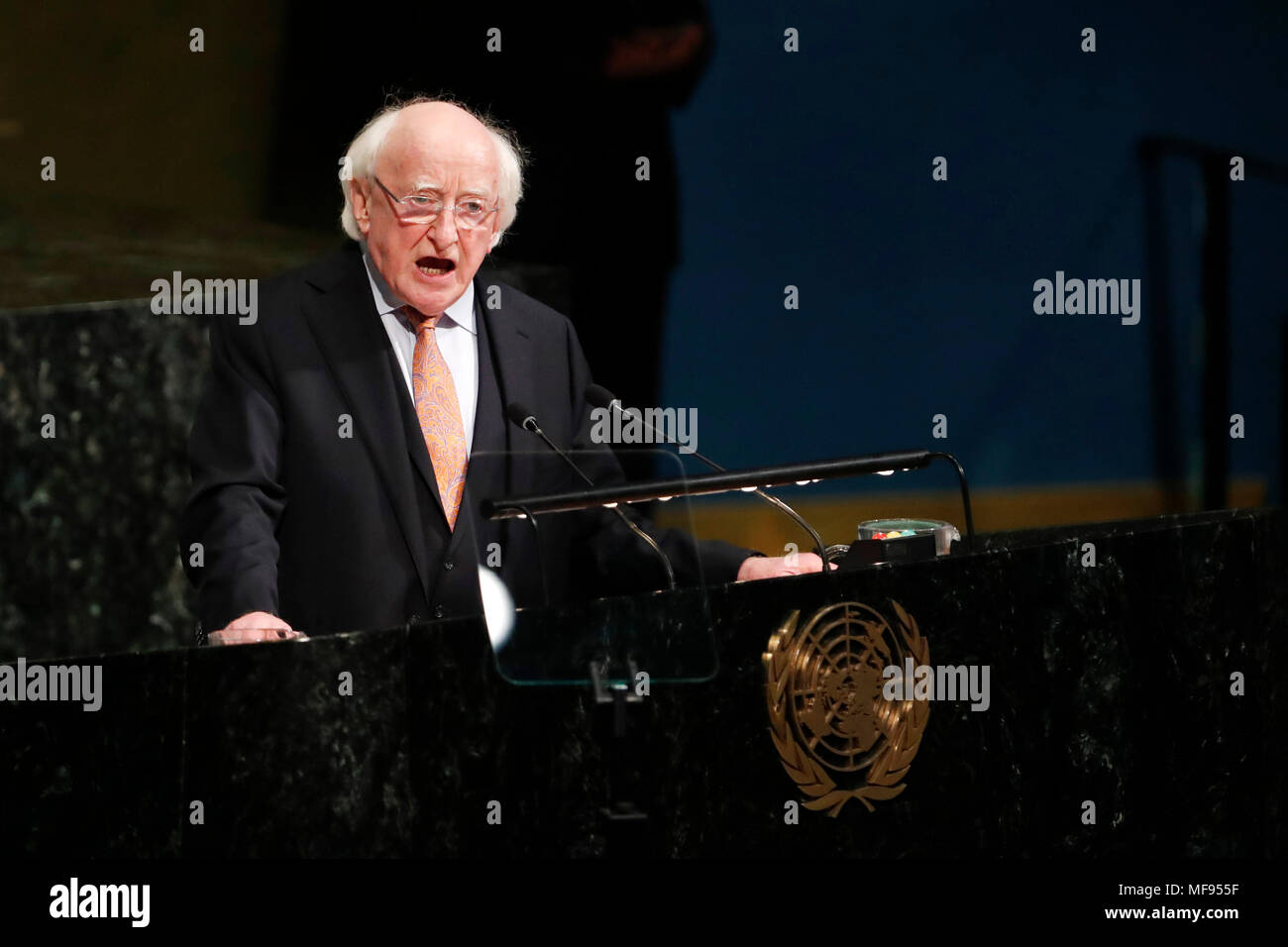 Vereinten Nationen. 24 Apr, 2018. Irische Präsident Michael Higgins Adressen der Hochrangigen Konferenz auf die Friedensförderung und der Erhaltung des Friedens auf das UN-Hauptquartier in New York, 24. April 2018. UN-Generalversammlung hochrangigen Treffen auf die Friedensförderung und Aufrechterhaltung des Friedens hier am Dienstag getreten und ist durch Mittwoch laufen zu lassen. Credit: Li Muzi/Xinhua/Alamy leben Nachrichten Stockfoto
