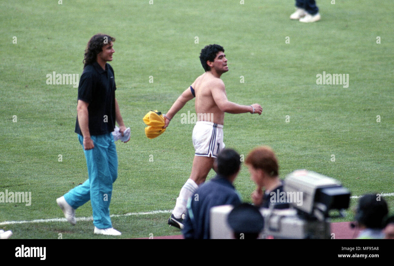 FIFA WM-Italia 1990 24.06.1990, Stadio delle Alpi, Turin, Italien. Runde 16 Spiel Brasilien gegen Argentinien. Diego Armando Maradona (Argentinien) feiert den Sieg mit Müller's Shirt in seiner Hand. Auf der linken Abel Balbo. Stockfoto