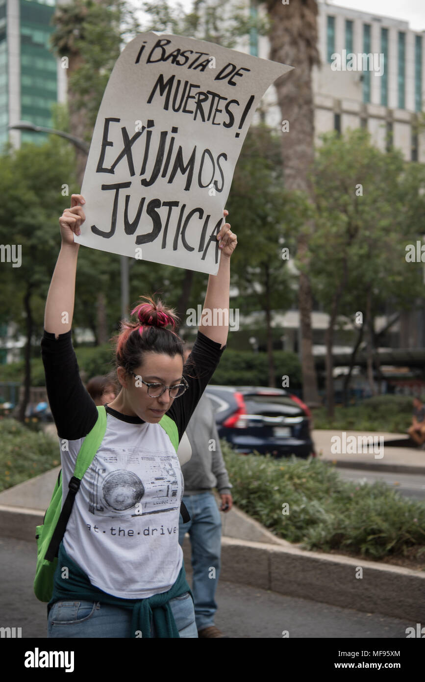 Mexiko City, Mexiko. 24. April 2018. Eine Demonstrantin hält ein Banner mit der Aufschrift "Basta de muertes. Exijimos "JUSTICIA" ("genug von Toten. Wir fordern Gerechtigkeit"). Hunderte gesammelt für die Tötung von drei Filmstudenten in Guadalajara, Mexiko zu protestieren. Credit: Miguel A. Aguilar-Mancera/Alamy leben Nachrichten Stockfoto