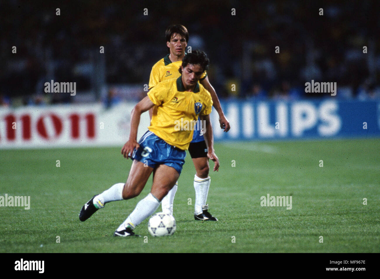 FIFA WM-Italia 1990 10.06.1990, Stadio delle Alpi, Turin, Italien. Brasilien v Schweden Branco & Dunga - Brasilien Voller Name: Cldio Ibrahim Vaz Leal Voller Name: Carlos Caetano Bledorn Verri Stockfoto