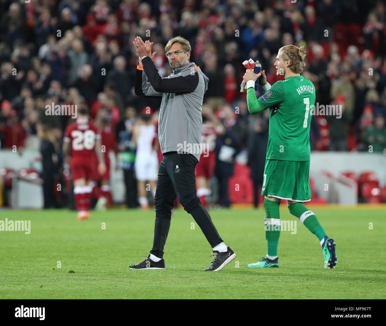 Liverpool, Großbritannien. 24. April 2018. Jürgen Klopp (L), Manager von Liverpool grüßt die Zuschauer nach dem Gewinn der UEFA Champions League Halbfinale, Hinspiele Übereinstimmung zwischen FC Liverpol und als Roma an der Anfield Stadion in Liverpool, Großbritannien am 24. April 2018. Liverpool gewann 5-2. (Xinhua / Han Yan) (Wll) Quelle: Xinhua/Alamy leben Nachrichten Stockfoto