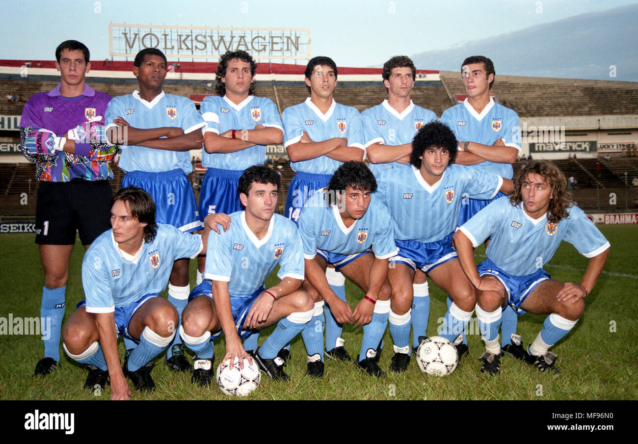 2.2.1992, Estadio Defensores del Chaco, Asuncion, Paraguay. Südamerikanische olympischen Qualifikationsturnier für Barcelona 1992-Unter-23 nationale Teams (Conmebol). Uruguay gegen Ecuador. Uruguay startin XI, stehend von links: Varo Nez, Andrés Silva, Diego Dorta, Leo Ramos, Rub dos Santos & Paolo Montero. Kniend: Gustavo Ferreira, Luis Chabat, Ricardo Bitancurt, Marcelo Saralegui, Marcelo Tejera. Stockfoto