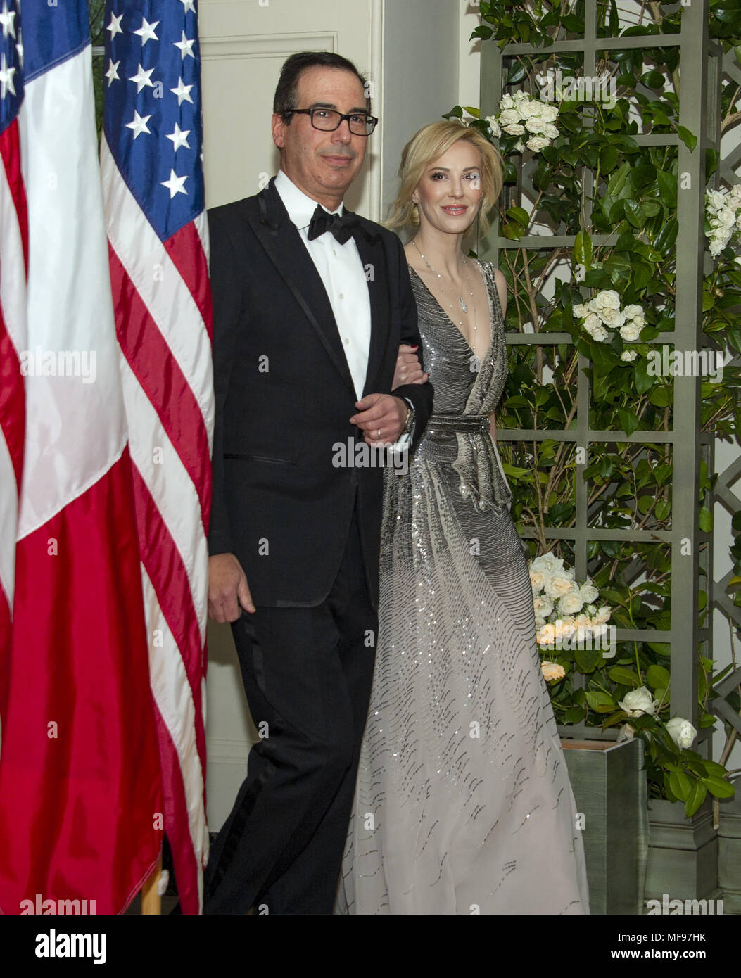 Washington, District of Columbia, USA. 24 Apr, 2018. United States US-Finanzminister Steven T. Mnuchin und Frau Louise Linton kommen für das Abendessen zu Ehren Abendessen zu Ehren Präsident Emmanuel Längestrich der Französischen Republik und Frau Brigitte Längestrich im Weißen Haus in Washington, DC am Dienstag, 24. April 2018. Quelle: Ron Sachs/CNP Credit: Ron Sachs/CNP/ZUMA Draht/Alamy leben Nachrichten Stockfoto